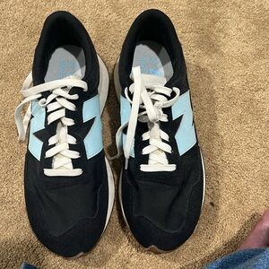 Size 10 women’s new balance sneakers